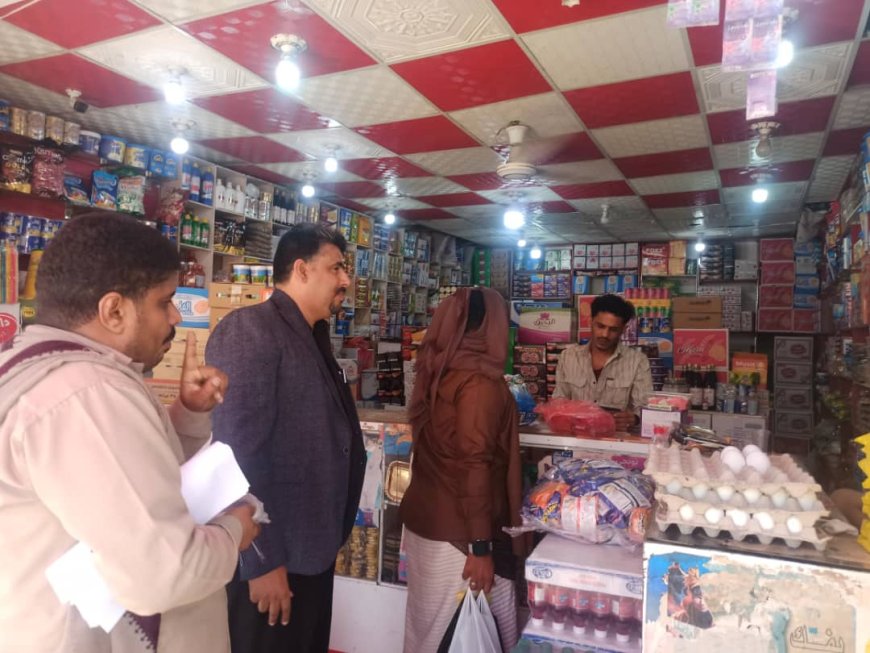 مكتب الصناعة والتجارة بأبين ينفذ حملة ميدانية بزنجبار ويضبط مخالفات عدم إشهار الأسعار