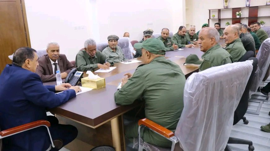 مدير أمن عدن يترأس اجتماعًا موسعًا لمدراء مراكز الشرطة ويشدد على تصعيد الحملات الأمنية وضبط الظواهر الخطرة