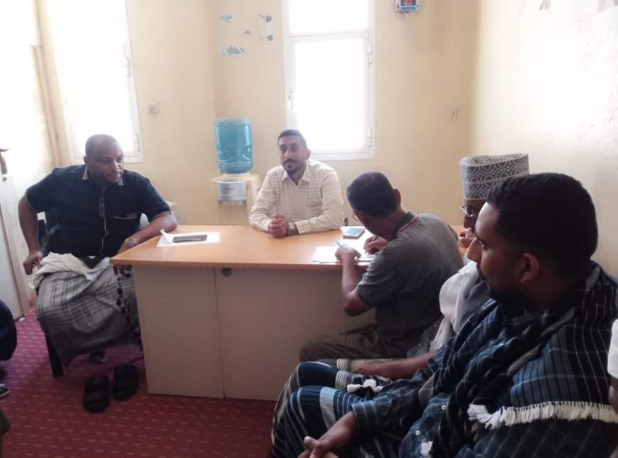 مدير عام صندوق النظافة والتحسين بلحج يترأس اجتماعاً موسعاً لتعزيز الأداء والارتقاء بالخدمات