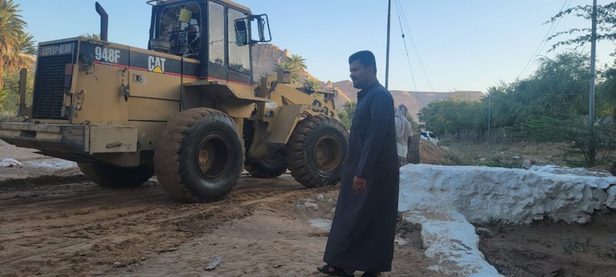 بتوجيهات مدير عام تريم.. الأشغال العامة تنفذ أعمال فتح مجاري السيول وإزالة المخلفات