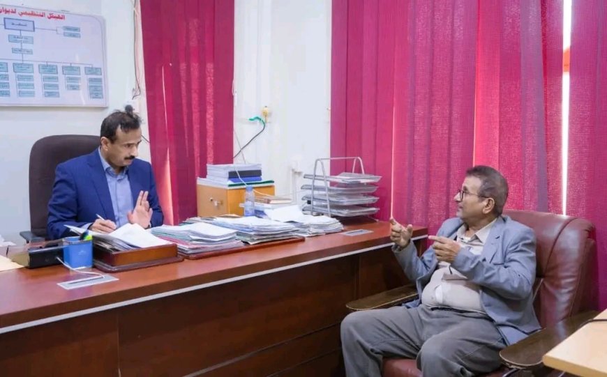 المحافظ بن الوزير يطلع على مستوى الانضباط الوظيفي، ويؤكد أهمية الالتزام بالدوام الرسمي