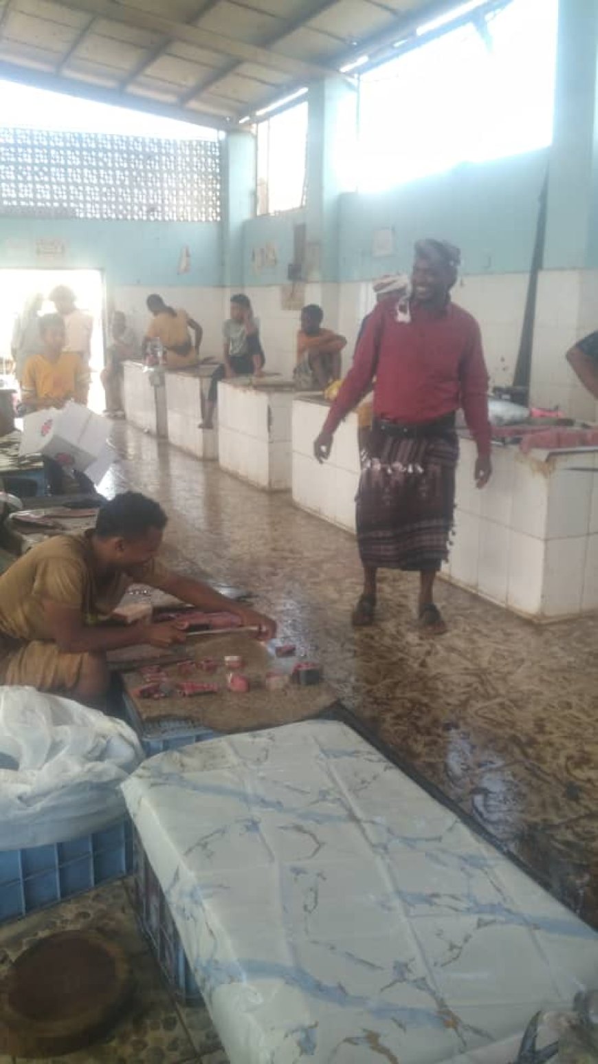 حملة نظافة بسوق اسماك زنجبار 