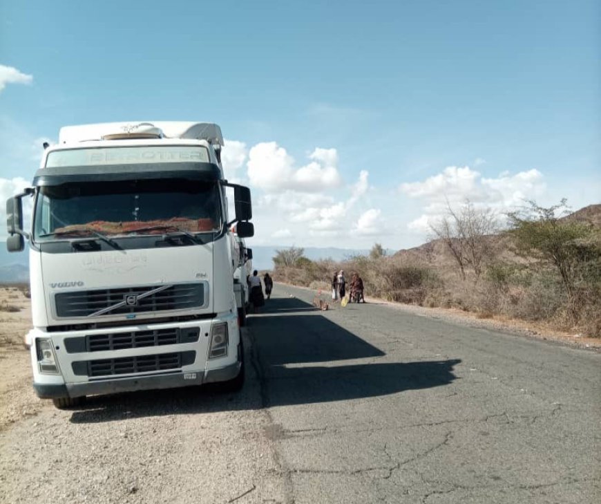 أفراد من الشرطة العسكرية فرع المهرة يقطعون الطريق الدولي للمطالبة بصرف رواتبهم المتوقفة منذ خمس سنوات