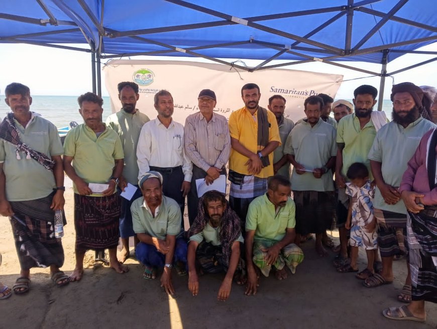 هيئة مصائد خليج عدن تدشن توزيع قوارب صيد ومحركات ومعدات لعدد 15صيادًا في منطقة قعوة بالبريقة