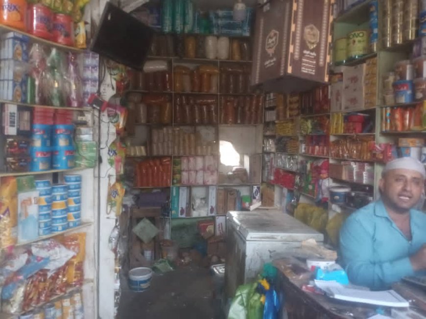 تعز. محلات تتعرض لسرقة من قبل مجهولون  في سوق مفرق جبل حبشي.