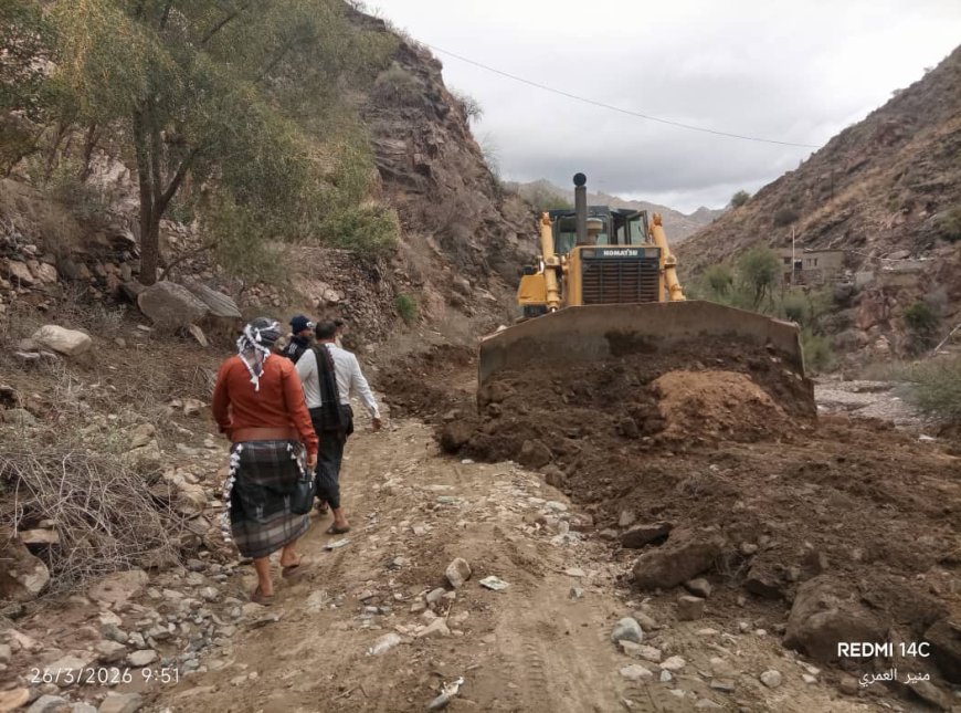 السيول تعزل مناطق في يافع سرار.. وتحرك رسمي عاجل لإعادة فتح الطريق