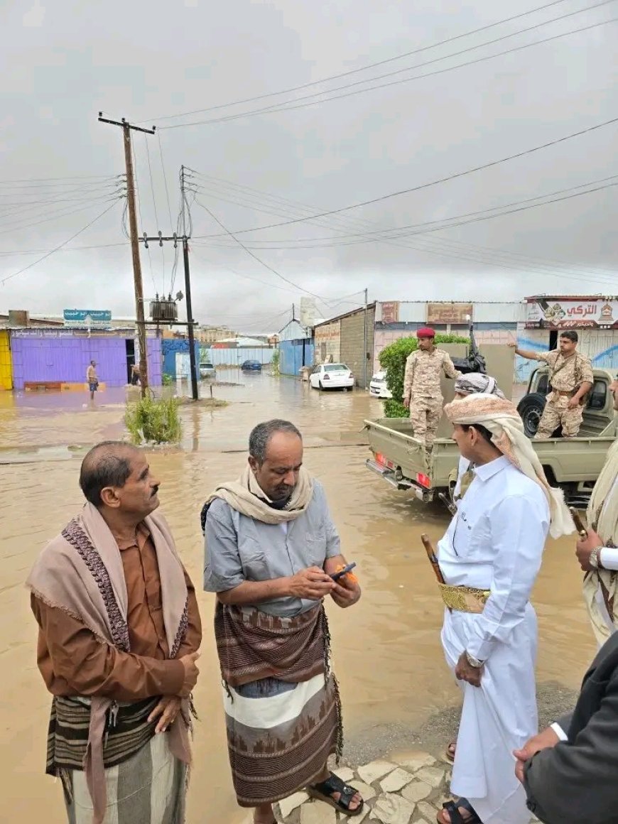 المحافظ بن الوزير يقوم بجولة ميدانية في عتق ويوجه برفع الجاهزية لمواجهة تداعيات الحالة الجوية