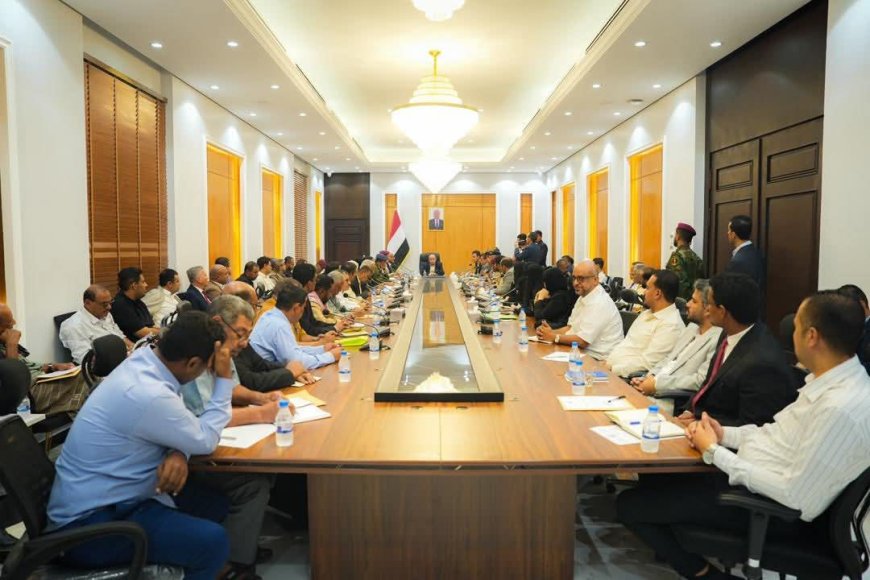 الخنبشي يترأس اجتماعاً استثنائياً للمكتب التنفيذي بحضور وزراء ومسؤولين حكوميين