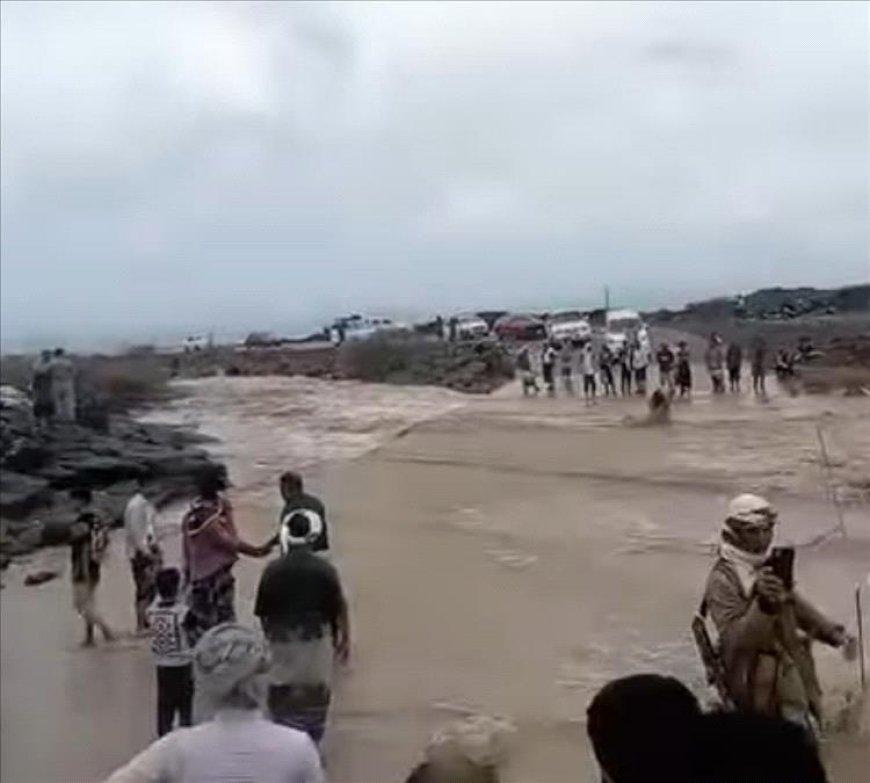 أبين.. سيول جارفة بوداي شقرة تقطع الخط الدولي العرقوب – شقرة وتعزل المسافرين