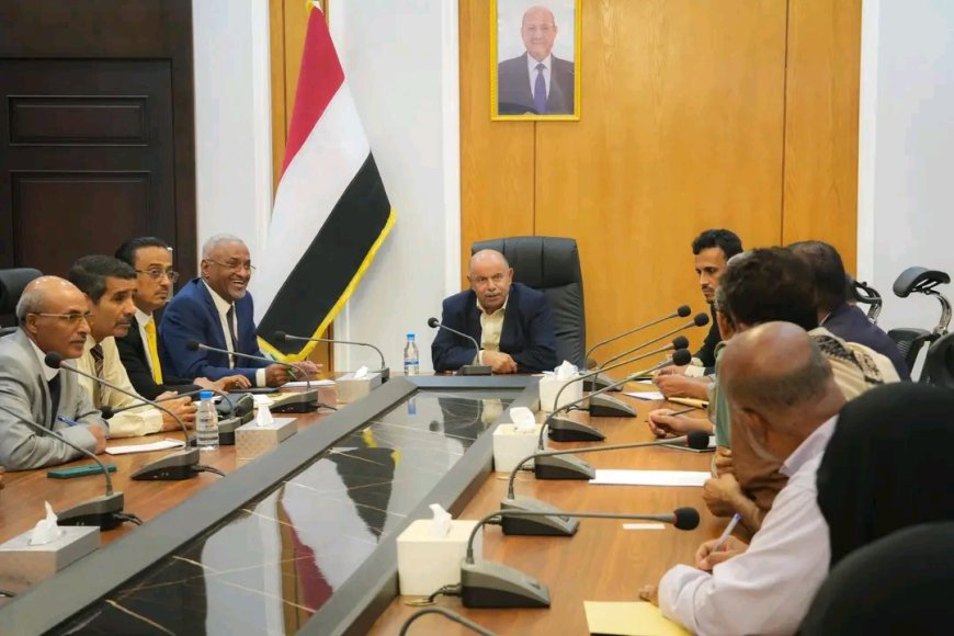 عضو مجلس القيادة محافظ حضرموت يعقد اجتماعاً موسعاً لمعالجة قضايا المعلمين ويؤكد التزام السلطة المحلية بدعم العملية التعليمية