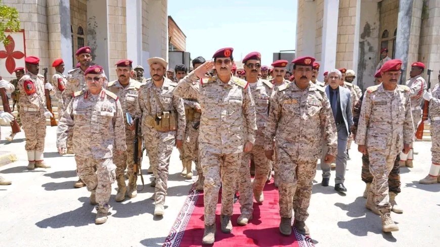 وزير الدفاع يعقد اجتماعاً عسكرياً موسعاً مع قيادة المنطقة العسكرية الثانية