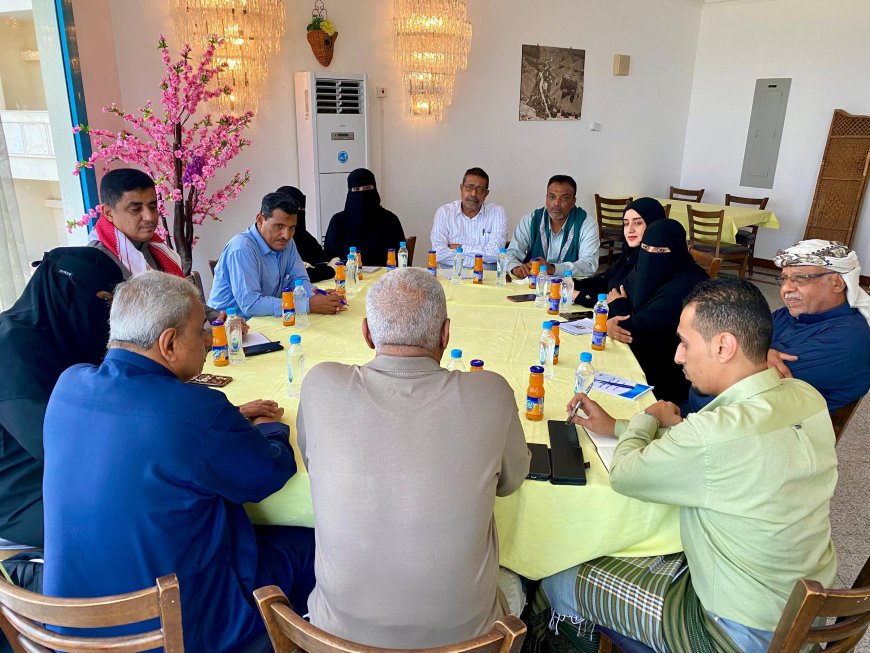 وزير الإدارة المحلية يناقش مع اللجنة الاستشارية بحضرموت خطط تعزيز الحكم المحلي