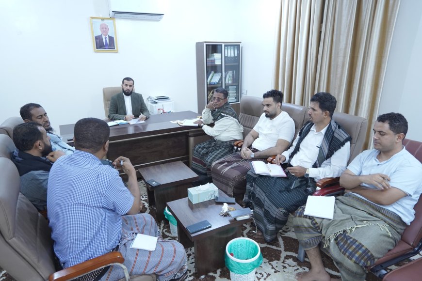 محافظ أبين يناقش مع مدير التخطيط تنفيذ المشاريع الحيوية وتلبية احتياجات المحافظة