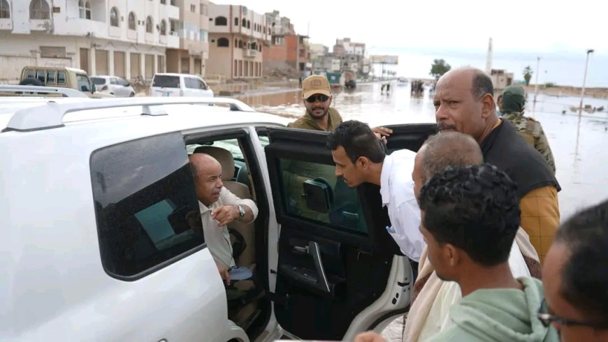 عضو مجلس القيادة محافظ حضرموت يتفقد أحوال المواطنين بالمكلا بعد الأمطار الغزيرة