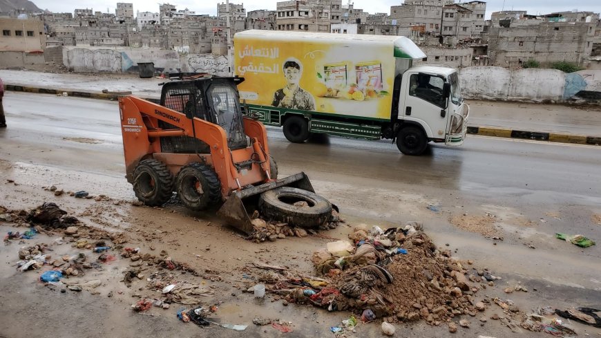 النظافة والأشغال بساحل حضرموت تستجيبان سريعًا لتداعيات الأمطار