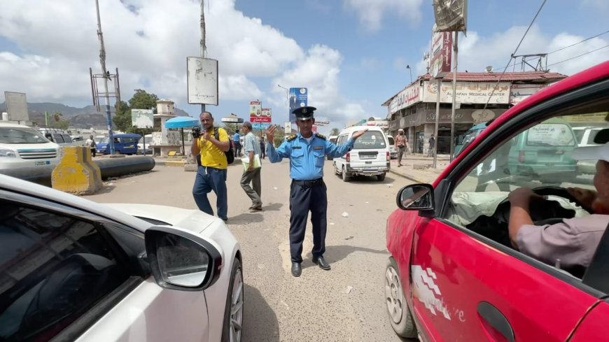 شرطة السير بعدن تنفذ حملة لضبط السيارات المخالفة وتؤكد استمرار الإجراءات القانونية