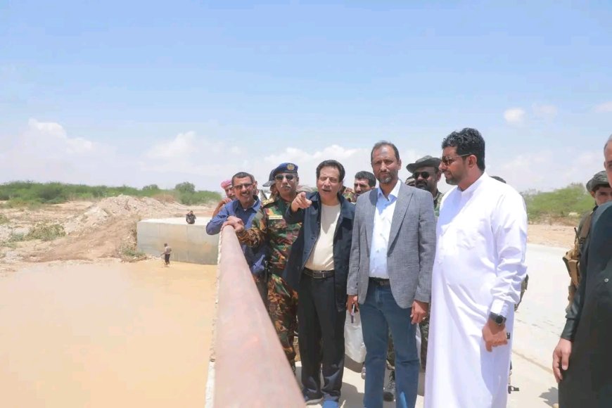 محافظ المهرة يطلع على أعمال تنظيف الجسور والعبّارات عقب سيل وادي الجزع