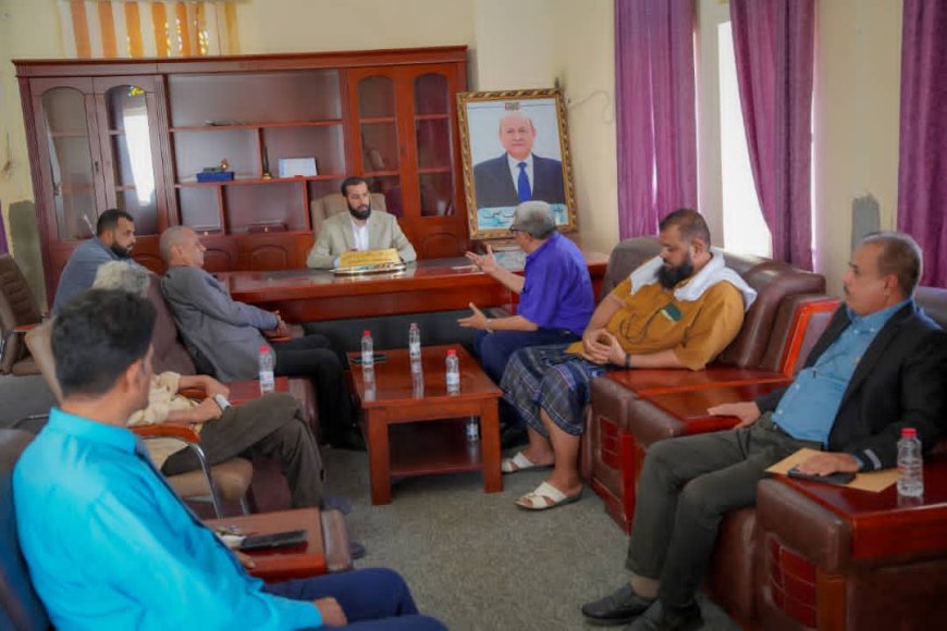 محافظ أبين يناقش مع مدير عام الأشغال العامة  مشاريع الطرق بالمحافظة ومستوى الإنجاز