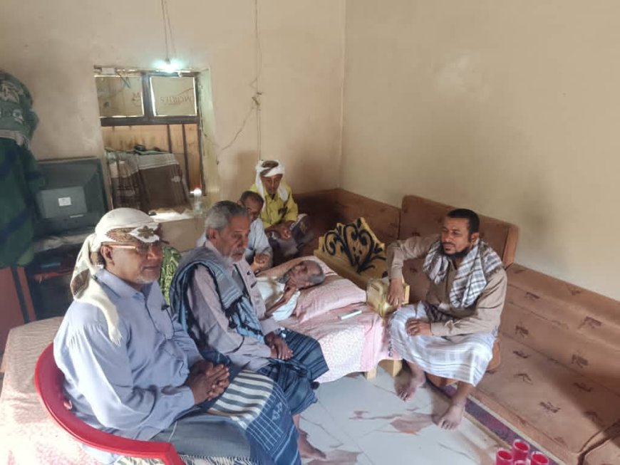 أكد على أهمية تكريمه: «ملتقى أبناء زنجبار يزور رائد  التعليم بمحافظة أبين مكيش ويشيد بدوره»