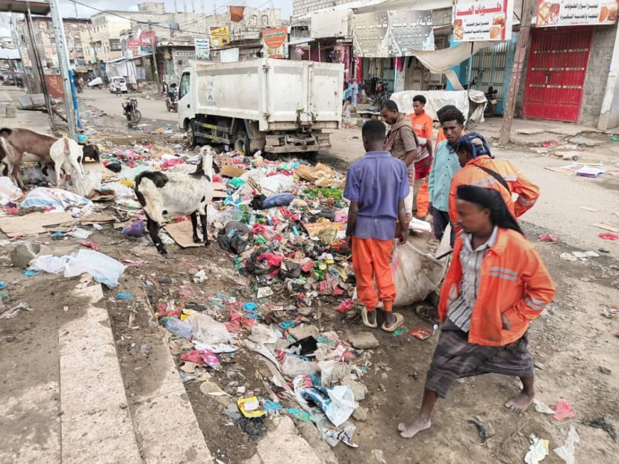 صندوق النظافة بلودر يطلب من المواطن التعاون في وضع القمامة في مكانها.