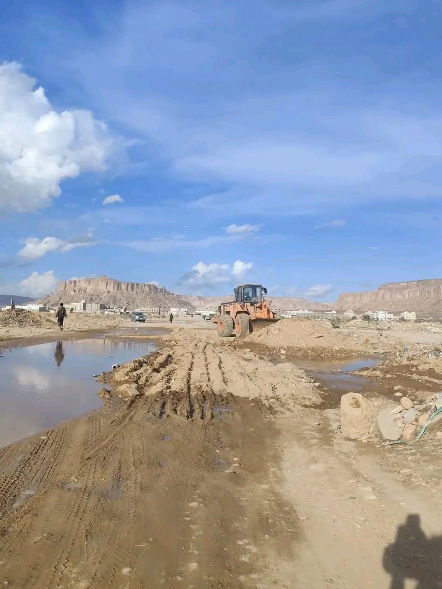 بتوجيهات المحافظ بن الوزير.. استمرار أعمال ردم أماكن تجمع المياه في عتق للحد من مخاطر الأوبئة