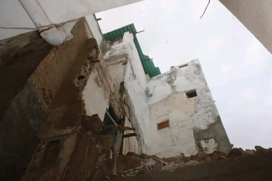 تنفيذاً لتوجيهات عضو مجلس القيادة الرئاسي محافظ محافظة حضرموت.. السلطة المحلية بمدينة المكلا تُجلي 3 أسر تضرر منزلها جراء الأمطار