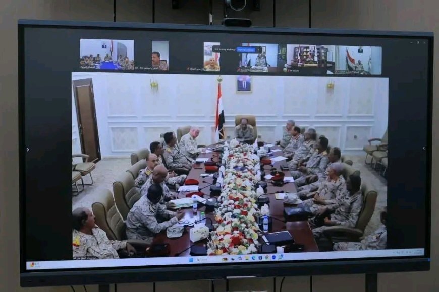 رئيس هيئة الأركان يترأس اجتماعا موسعا لقادة الهيئات والمناطق العسكرية