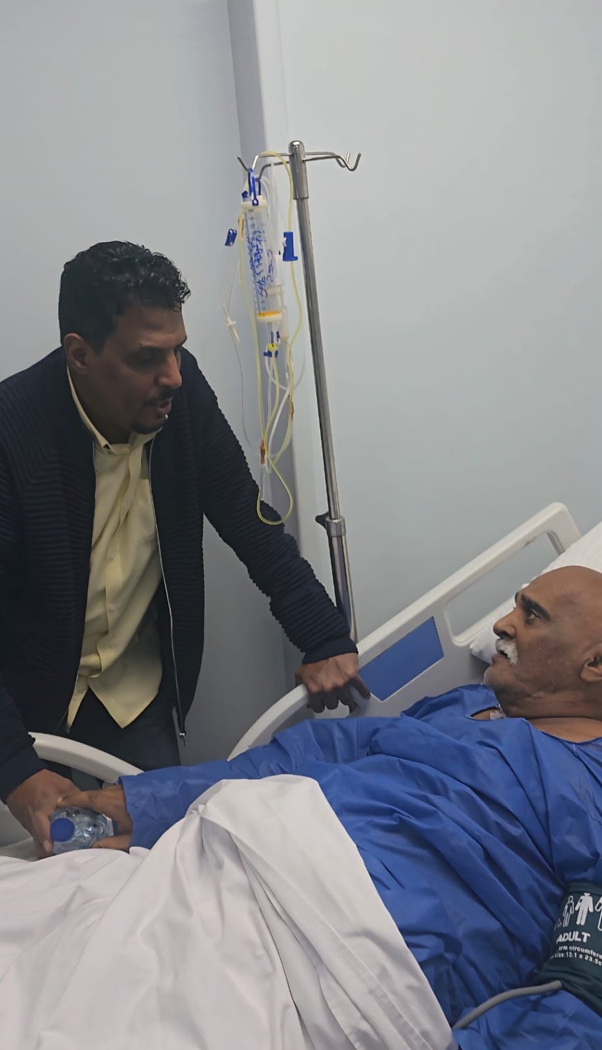 زيارة إنسانية من حلف قبائل حضرموت للشخصية الوطنية والاجتماعية زياد العكبري في أحد مستشفيات القاهرة