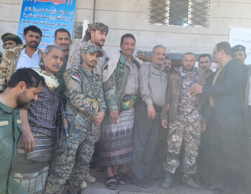 اللواء القبة واللواء باهارون يتفقدان سير العمل بمركز الأحوال المدنية وإدارة أمن مريس بالضالع