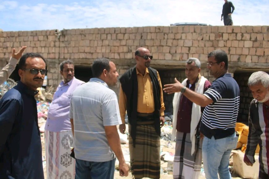 مدير عام المكلا يتفقد المناطق المتضررة من الأمطار ويوجه بسرعة معالجة الانسدادات وإعادة الخدمات