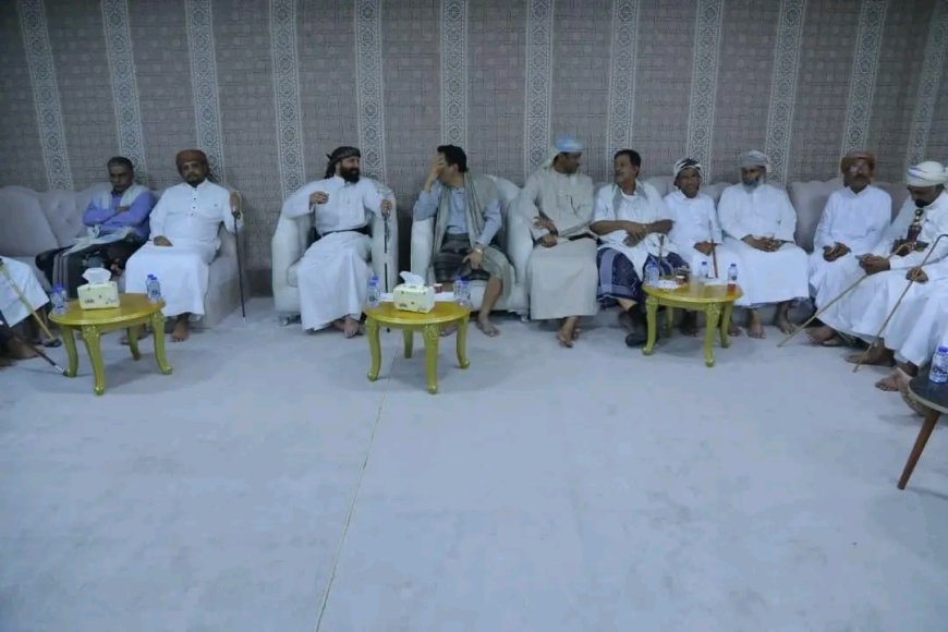 قائد قوة التحالف بالمهرة يستقبل المحافظ بن ياسر ووزير التعليم الفني وعدداً من شيوخ وأعيان المحافظة