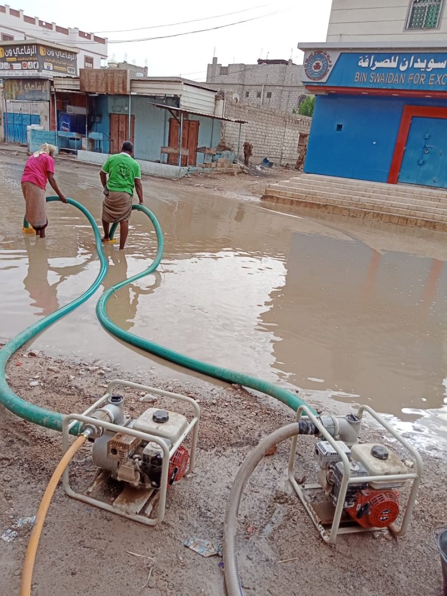 مكتب الأشغال العامة و الطرق بمديرية القطن يباشر بشفط مياه الأمطار من الشوراع الداخلية بالمديرية
