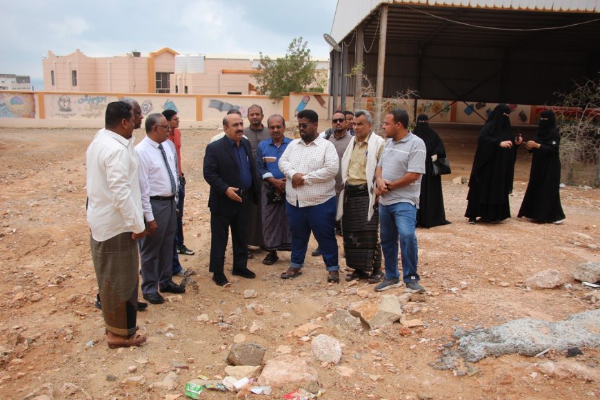 مدير تربية ساحل حضرموت يتفقد أضرار المنخفض الجوي بمدرسة ابن الهيثم بمنطقة ربوة خلف بمديرية المكلا 