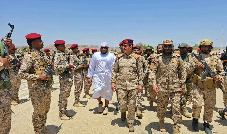 وزير الدفاع يطلع على جاهزية المنطقة العسكرية الأولى في سيئون