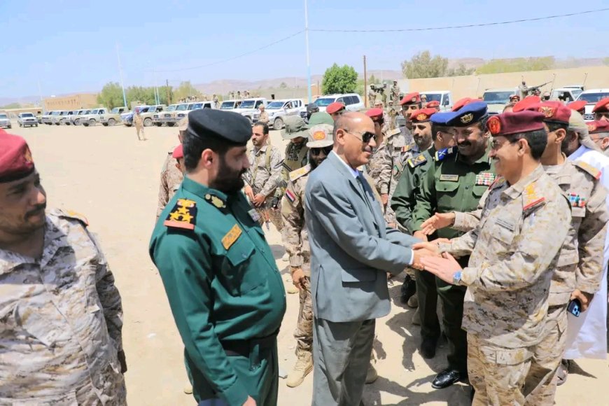 الوكيل بارباع يستقبل وزير الدفاع ويترأس اجتماعًا أمنيًا وعسكريًا موسعًا بوادي وصحراء حضرموت