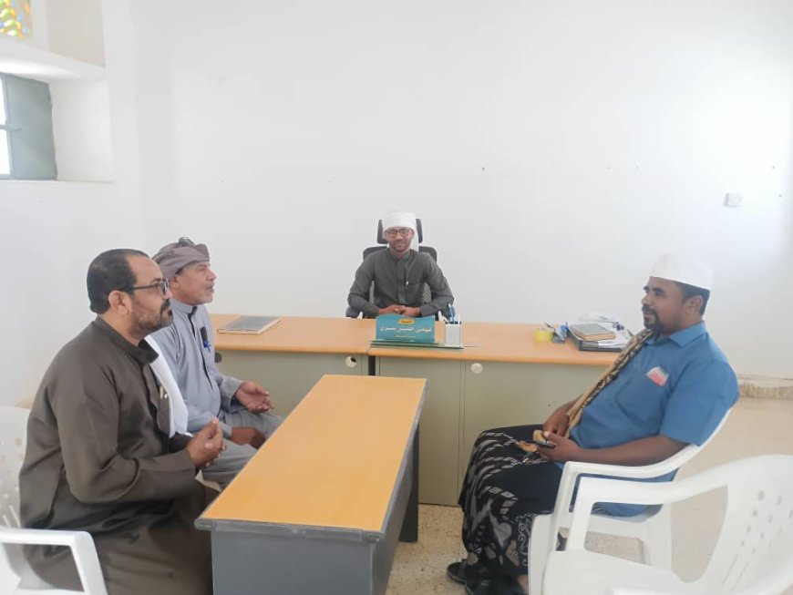 غالب السماحي الأمين العام للمجلس المحلي بمديرية السوم ومعه فهد بن ركيز مدير إدارة التربية والتعليم يتفقدان سير العمل في مدارس المديرية