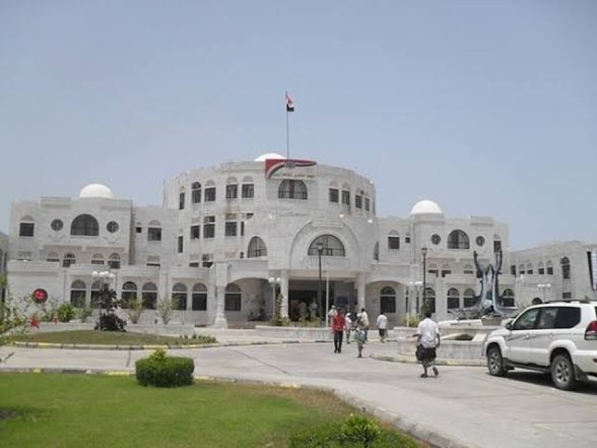 المكتب التنفيذي والمجلس المحلي بأبين يؤيدان قرار المحافظ برفع وإزالة نقاط الجبايات