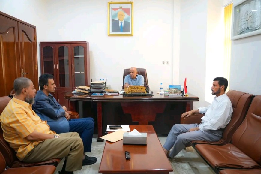 عضو مجلس القيادة محافظ حضرموت يناقش مع قيادات الجمارك تعزيز الإيرادات ومعالجة تحديات ميناء الشحر