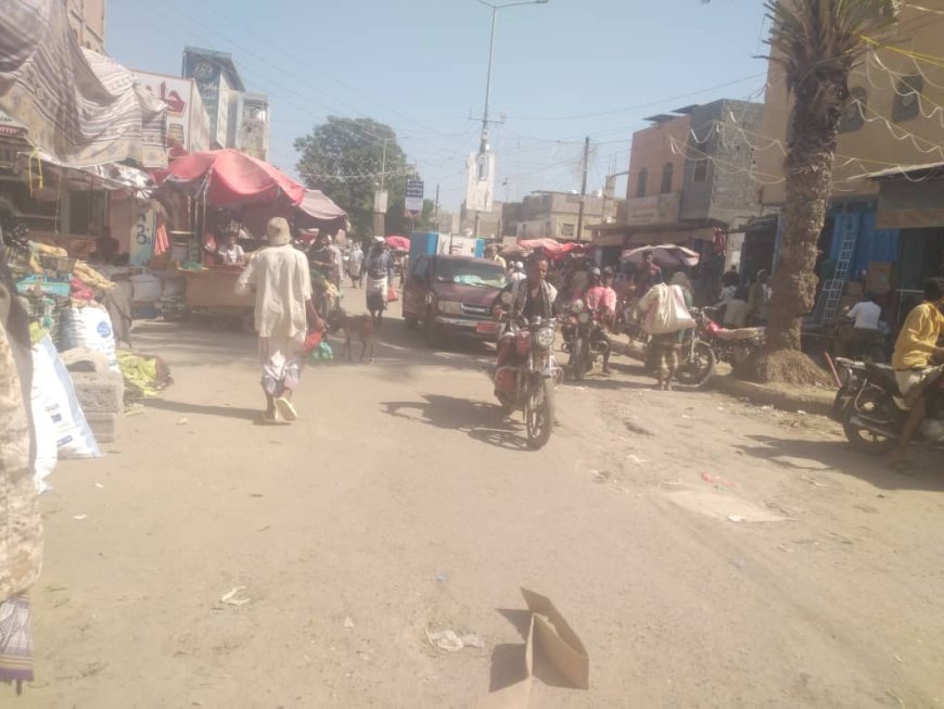 مكتب اشغال خنفر يباشر بحملة لتنظيف سوق مدينة جعار