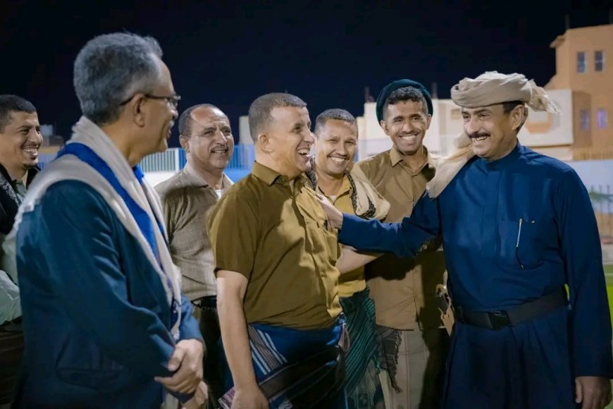 المحافظ بن الوزير يُدشن مشروع إنارة وتأهيل ملعب الفقيد الخليفي بـمدينة عتق