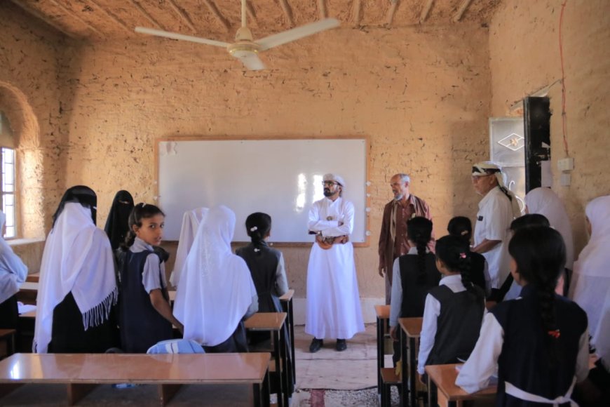 نزول ميداني لمدير عام شبام للاطلاع على أضرار الأمطار والسيول التي لحقت بمدارس المديرية ويوجه بمعالجات عاجلة