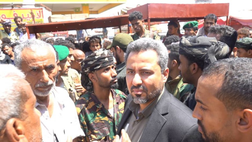 محافظ لحج الحالمي يطلع على أضرار حرائق سوق فيوش تبن