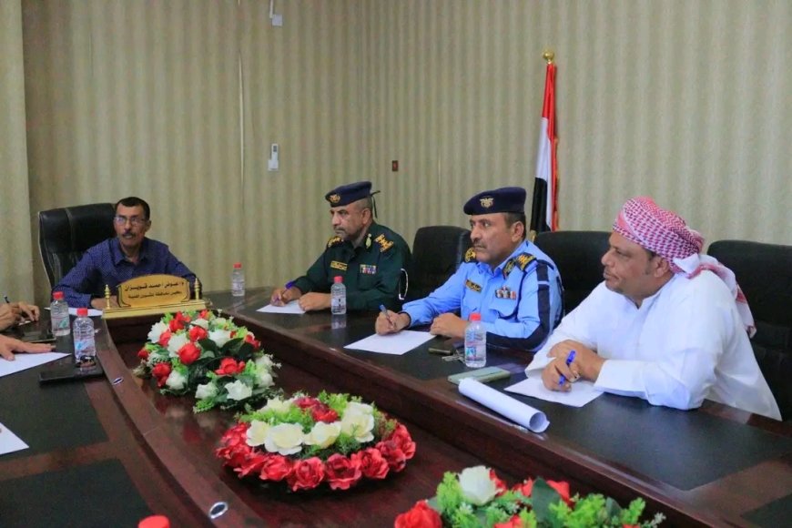 اجتماع بالمهرة يناقش الحد من رمي المخلفات في مجاري السيول