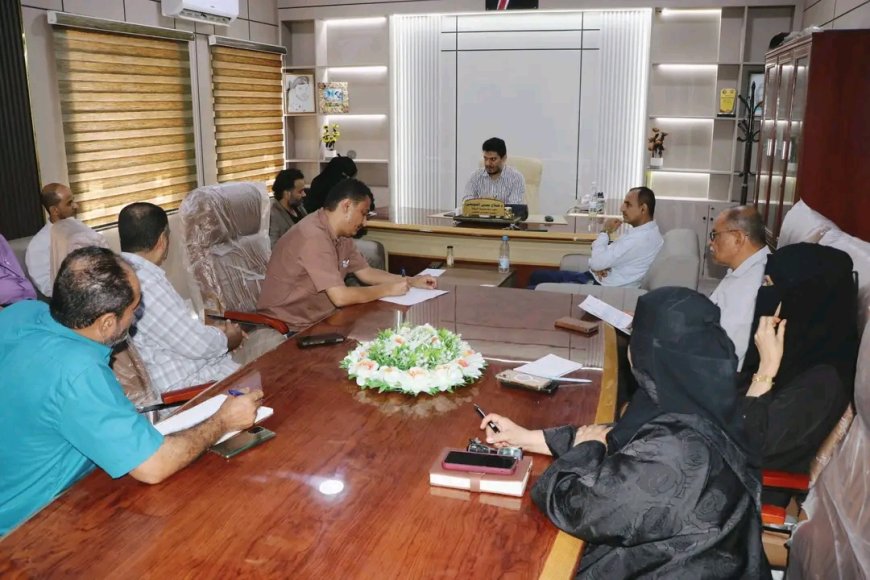 خلال ترأسه إجتماع المكتب التنفيذي.. مدير عام البريقة يحث على مضاعفة الجهود لتحسين الخدمات وتنمية الإيرادات وتكثيف الرش الضبابي