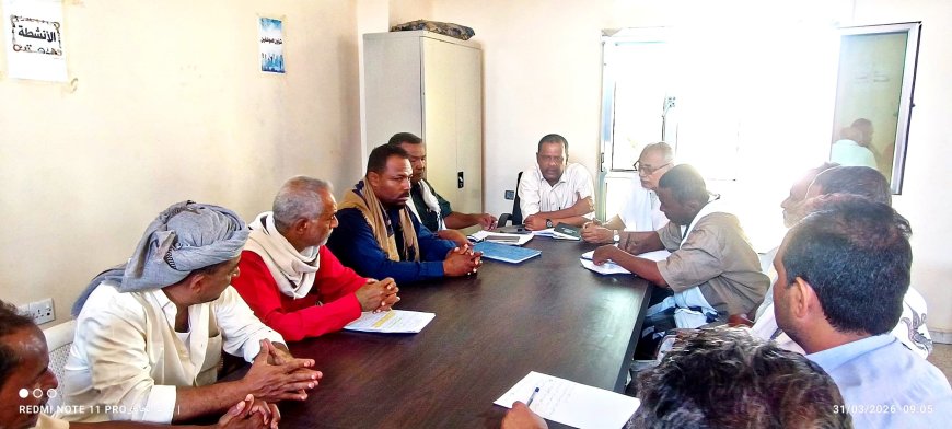 مكتب الشباب والرياضة بلحج يعقد اجتماعه الشهري برئاسة المدير العام عبدالباسط المصفري