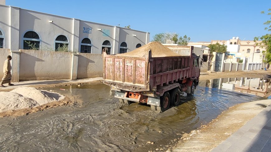 بتوجيهات مدير عام شبام مكتب الأشغال بالمديرية يباشر ردم مخلفات الأمطار أمام مدرسة عمار بن ياسر للتعليم الأساسي بالحاوي