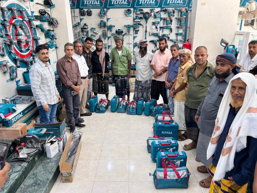 برعاية الوزير السقطري.. هيئة مصائد خليج عدن توزع حقائب معدات صيانة متكاملة للصيادين في عدن