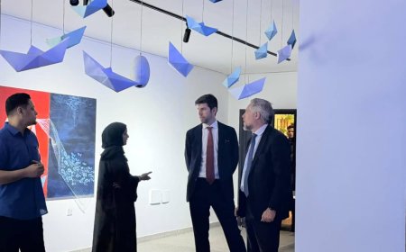 سفير الاتحاد الأوروبي يزور مركز "عدن أجين" ويطلع على معرض الفنانة التشكيلية سمر سامي سعيد فارع