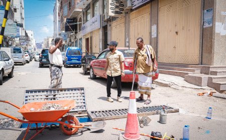 عدن.. مدير صيرة يطلع على سير عمل تنظيف مناهل تصريف مياه الأمطار