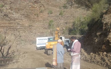 مدير عام سرار يتفقد العمل بمشروع طريق باتيس - رصد ويشيد بجهود القائد أبو زرعة المحرمي